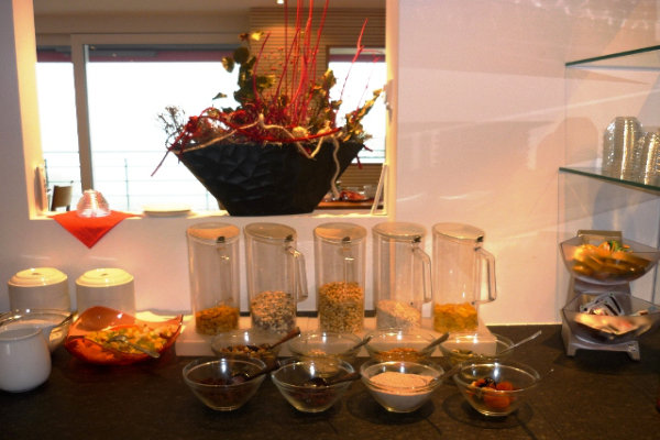 Müsli und verschiedene Zutaten am Frühstücksbuffet
