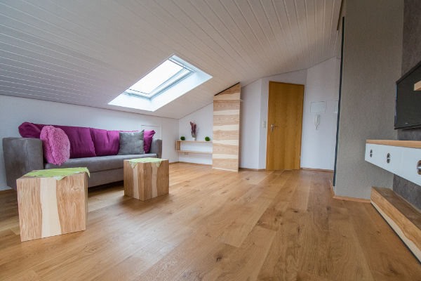 Wohnbereich der Premium-Dachgeschosswohnung im Haus Seehang