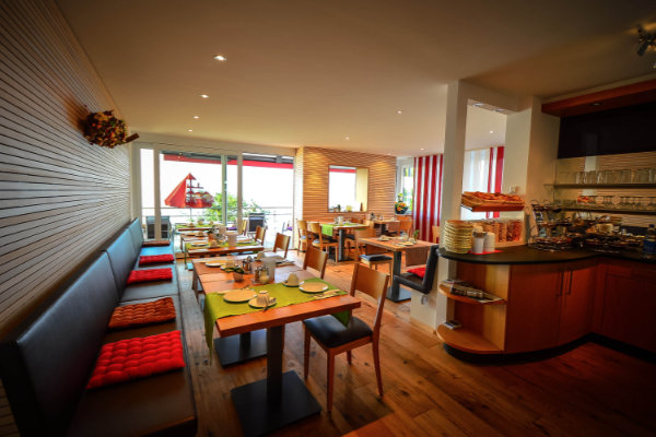 Frühstücksraum im Haus Seeblick mit Buffet