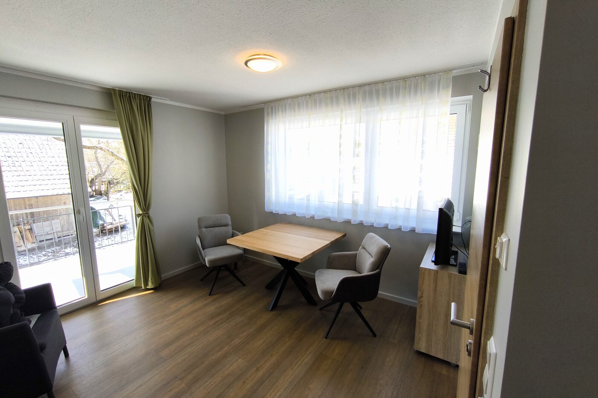 Wohnbereich der Zwei-Zimmer-Ferienwohnung im hinteren Teil des Haus Seeblick
