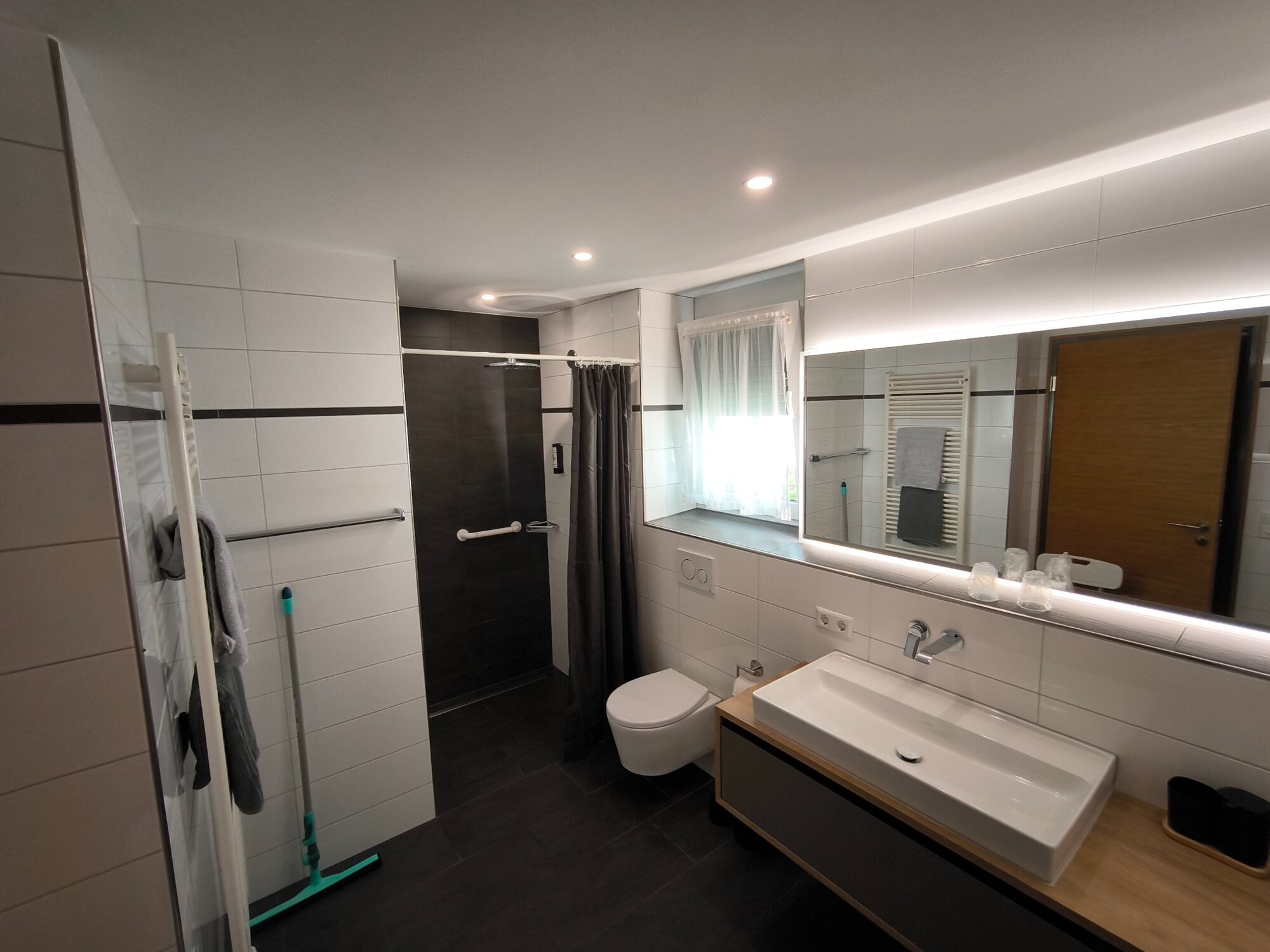 Modernes Bad des Superior Drei-Zimmer-Apartments
