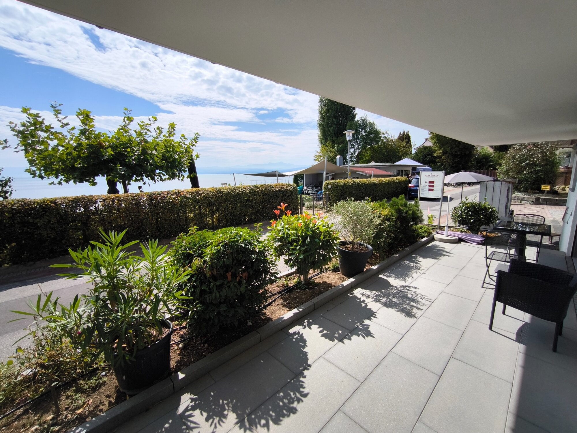 Terrasse des Superior Drei-Zimmer-Apartments mit Blick in Richtung Bodensee