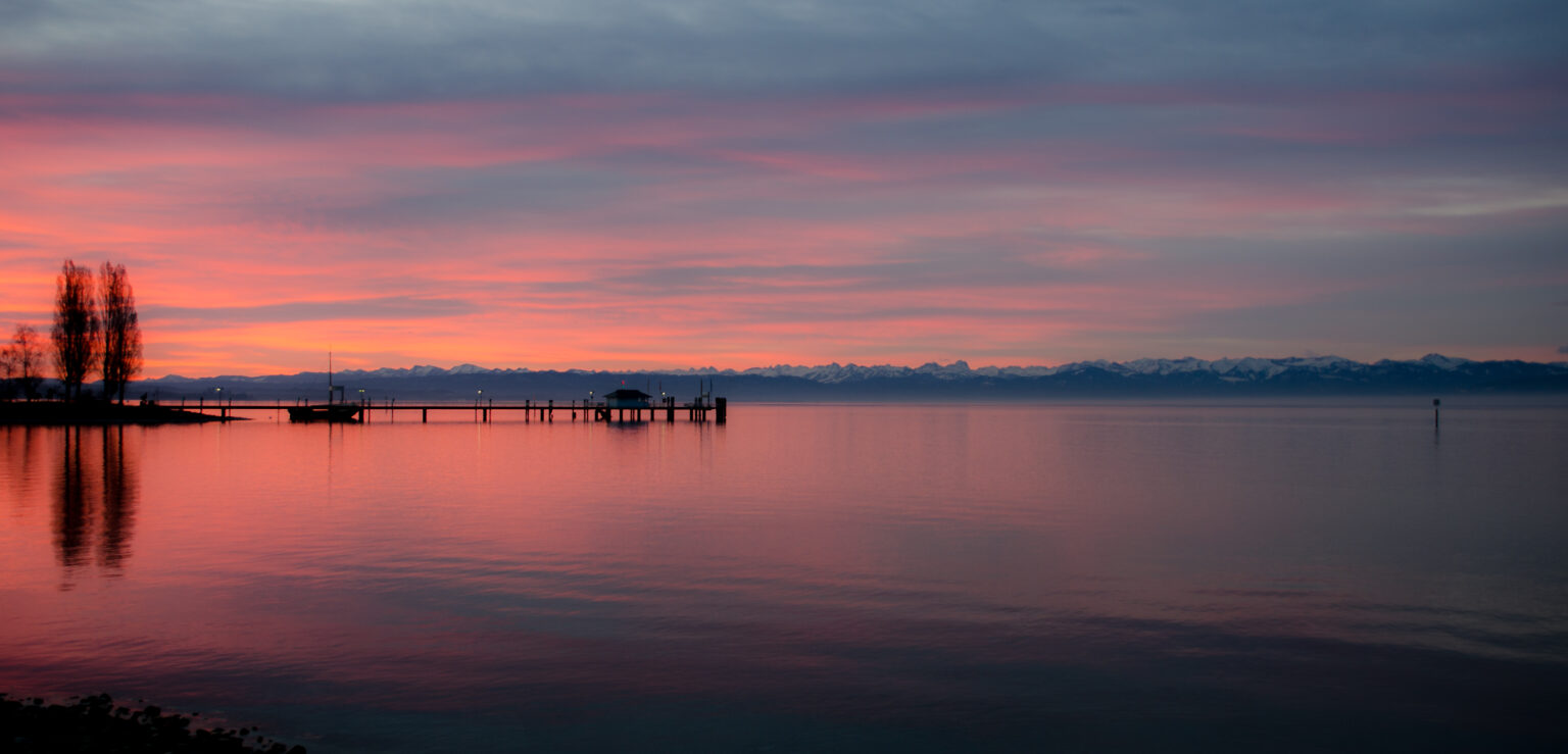 Abendstimmung über dem Bodensee und den Alpen bei Immenstaad