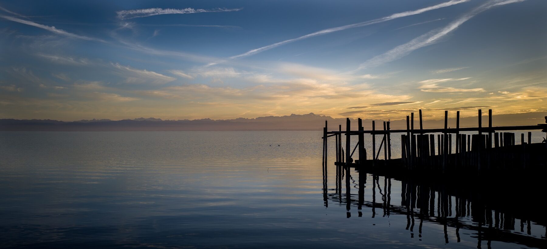 Sonnenuntergang über dem Bodensee am privaten Seegrundstück
