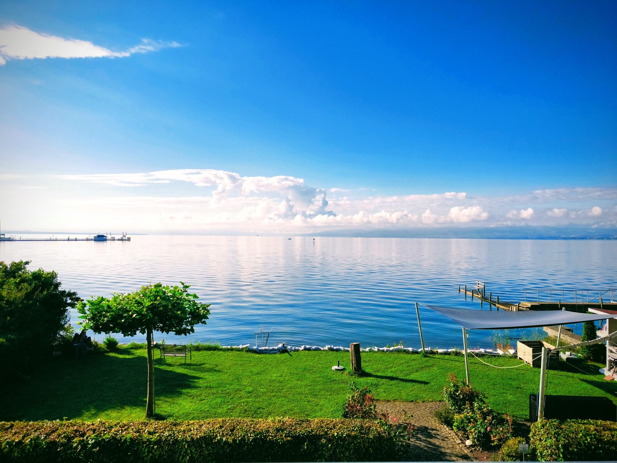 Private Liegewiese direkt am Bodensee mit Blick auf See und Alpen