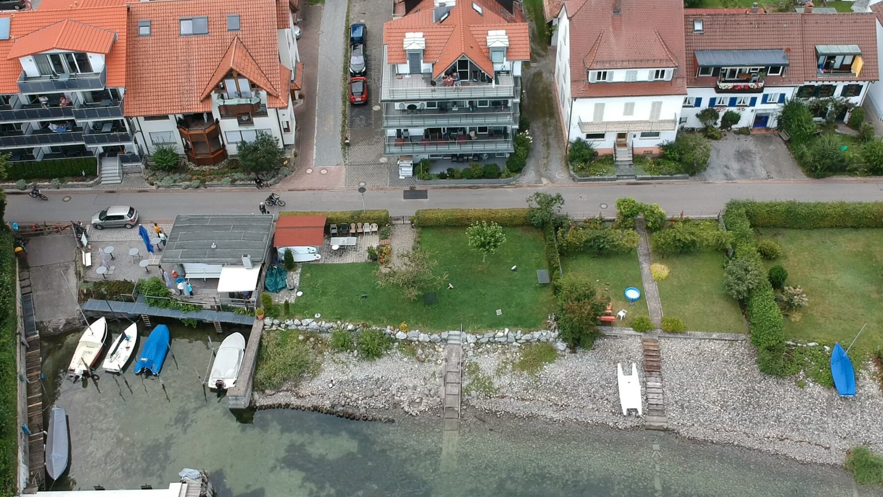 Übersicht über die Liegewiese und den direkten Zugang zum Bodensee