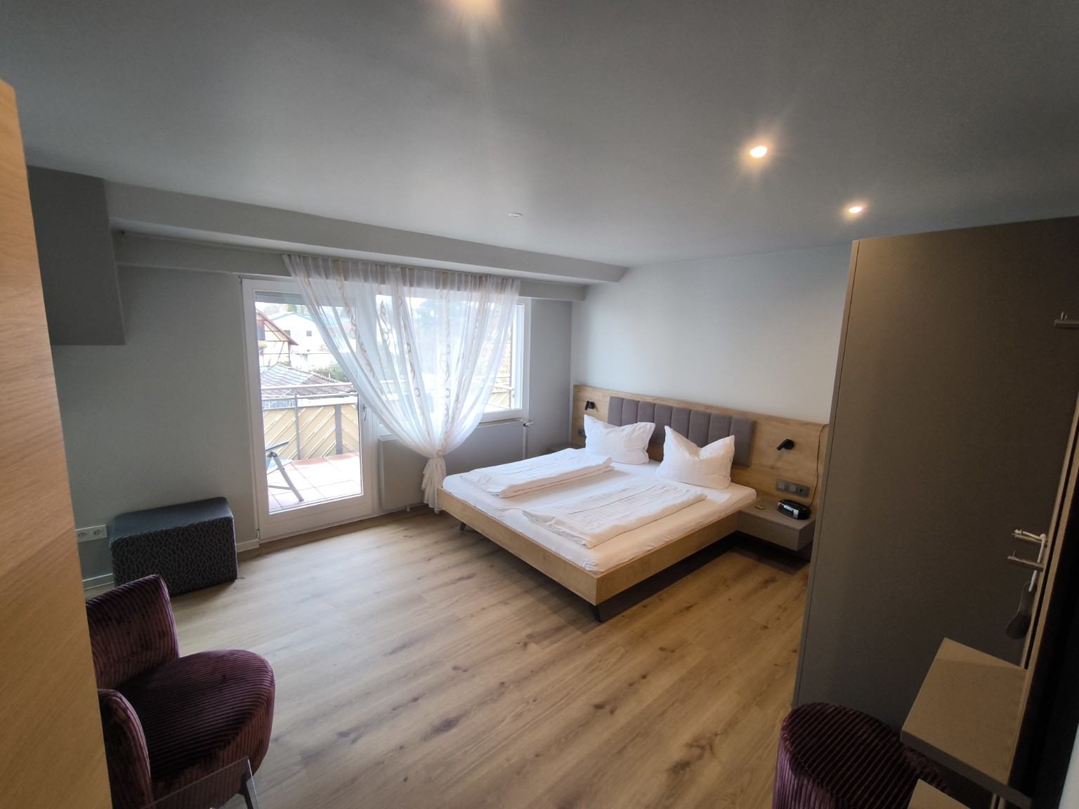 Luminosa zona de estar y dormitorio del apartamento de 1,5 habitaciones con cama doble y balcón