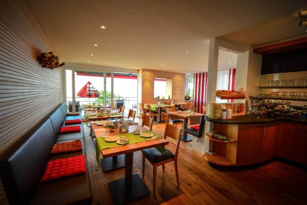 Comedor de desayuno en Haus Seeblick con bufé