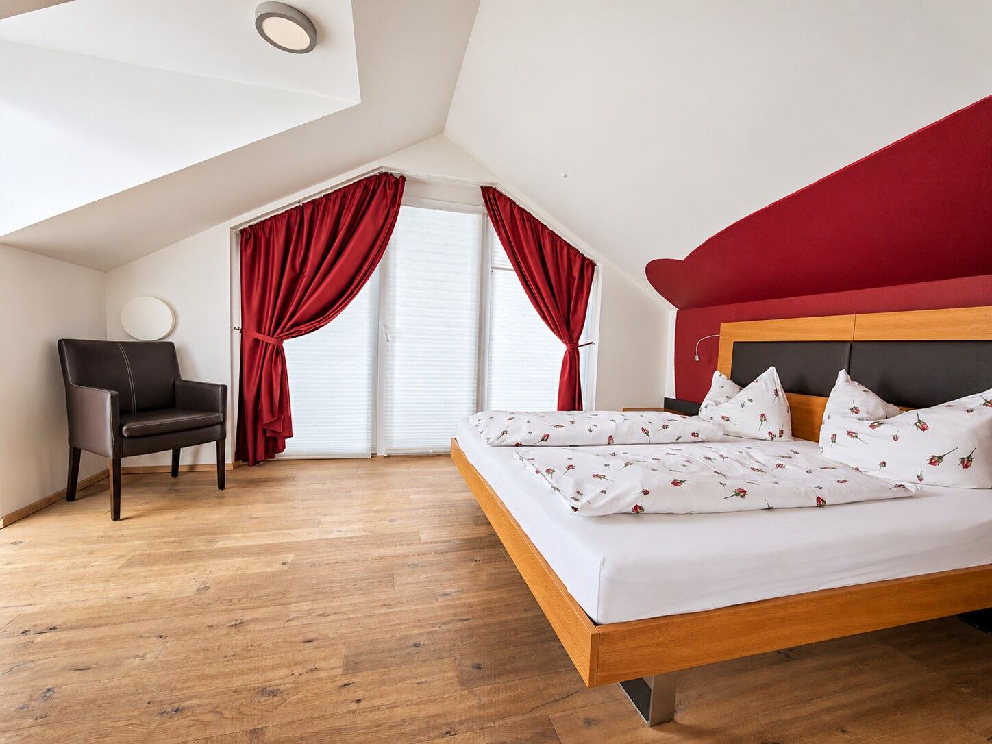 Dormitorio luminoso de la suite Penthouse con cama doble y acceso a la terraza balc&oacute;n