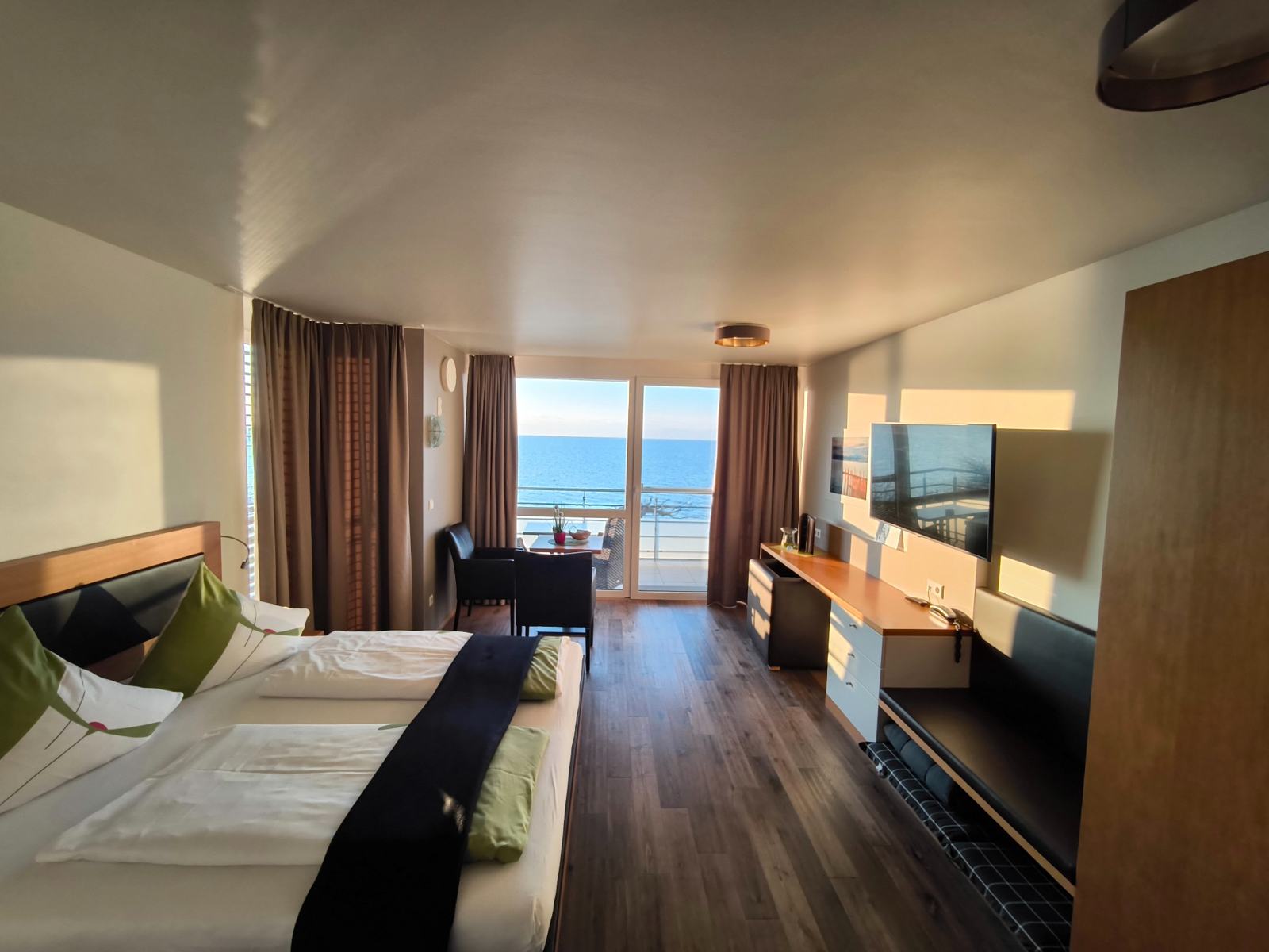 Habitación doble Deluxe con balcón y vistas directas al lago de Constanza