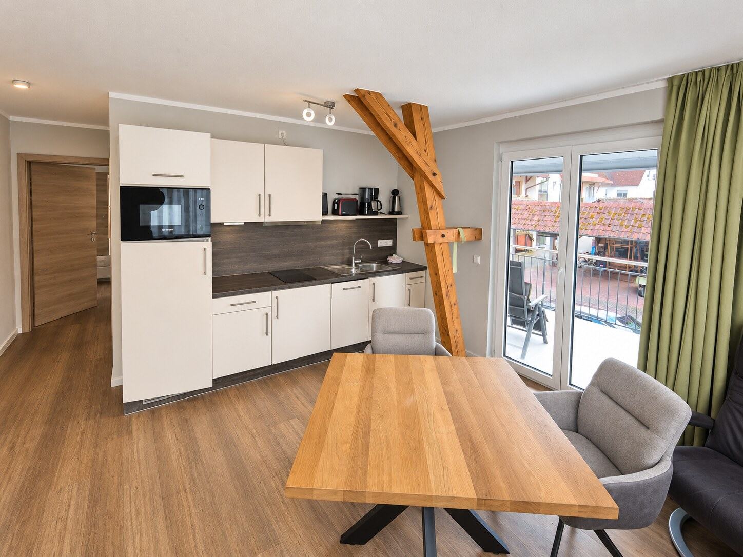Cocina-comedor luminosa de la vivienda vacacional de dos habitaciones en la parte trasera de Haus Seeblick