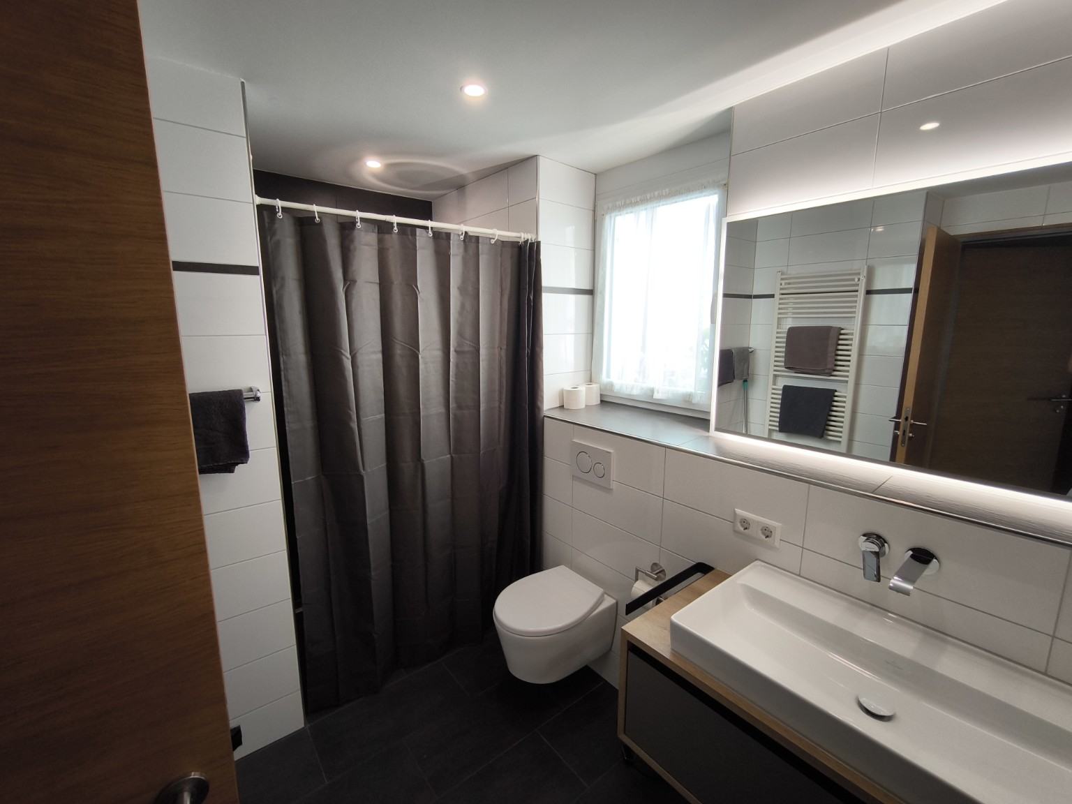 Baño moderno del apartamento Superior de tres habitaciones