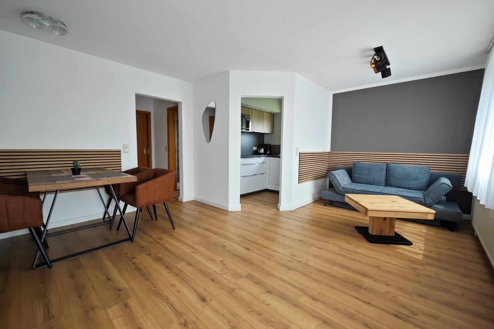Amplio salón-comedor de la vivienda Premium de dos habitaciones en Haus Seehang