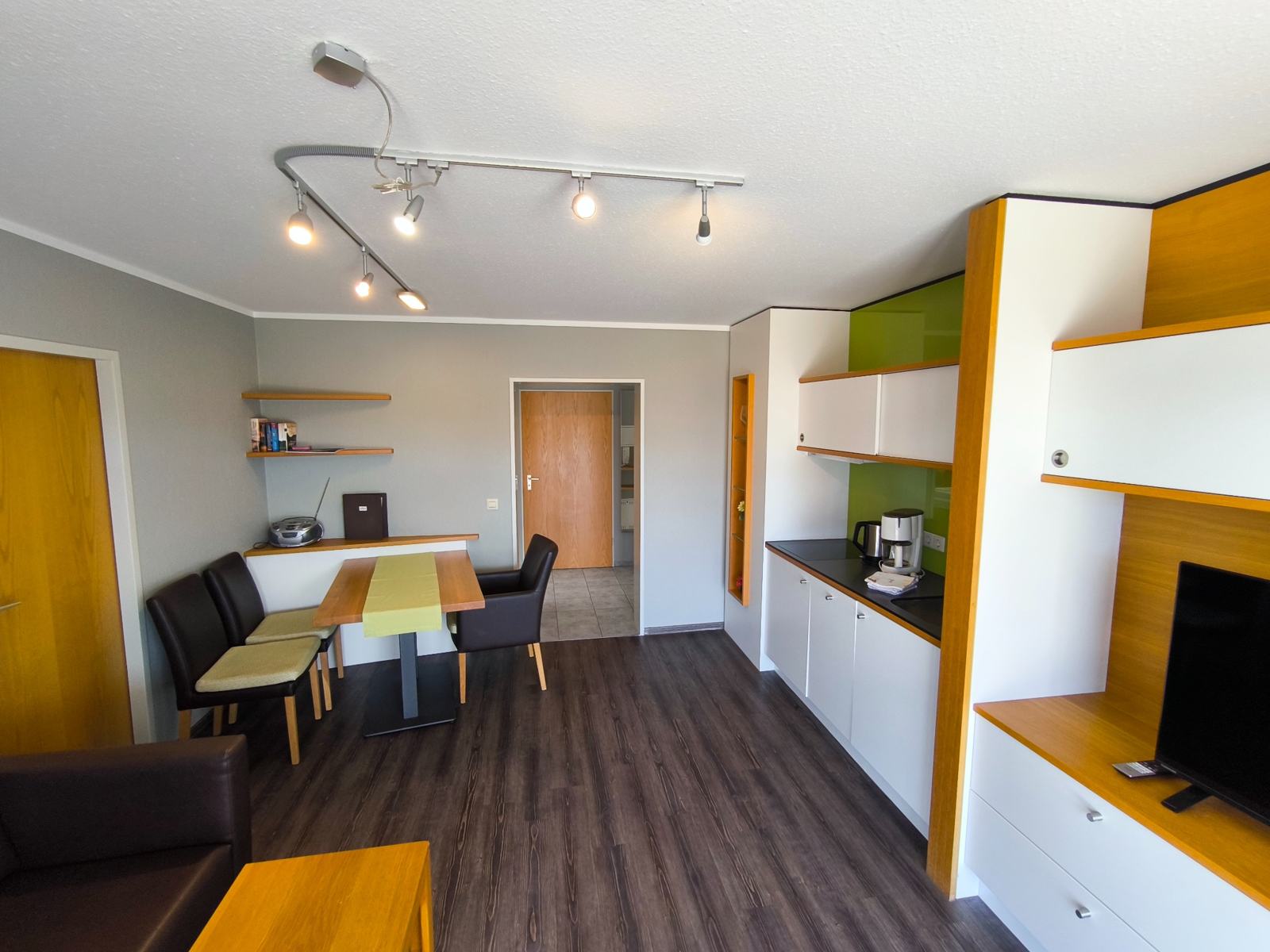 Amplio salón-comedor de la vivienda de tres habitaciones adaptada para sillas de ruedas