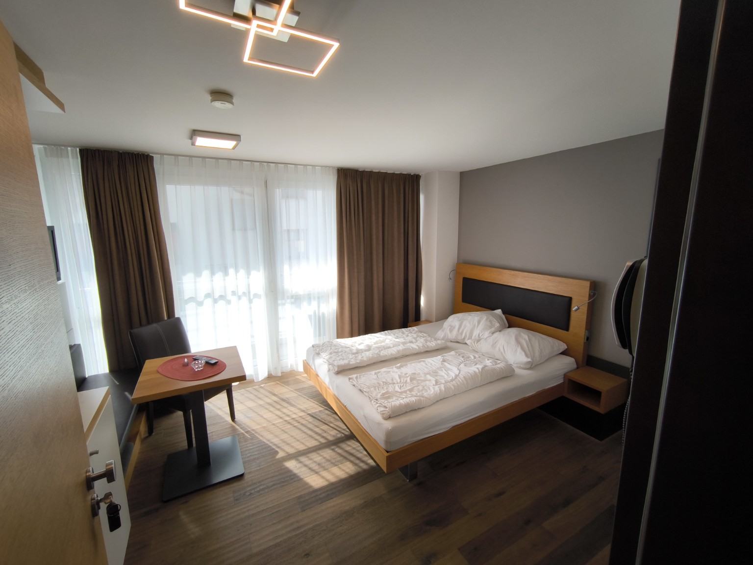 Habitación doble Standard luminosa con cama doble, zona de estar y balcón en Haus Seeblick